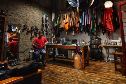 El lugar. En el taller, donde confecciona sus zapatos.
