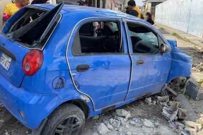 Por escapar de los delincuentes, estrelló su vehículo y falleció en el acto.