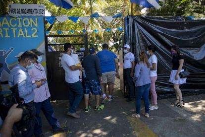 MANAGUA. Un grupo de personas llega a la junta receptora de votos, del distrito dos de la capital durante las elecciones presidenciales.