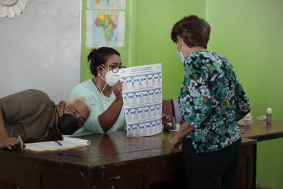 Una mujer vota en las elecciones presidenciales, el 7 de noviembre de 2021, en la Junta Receptora de Esquipula en Managua (Nicaragua).