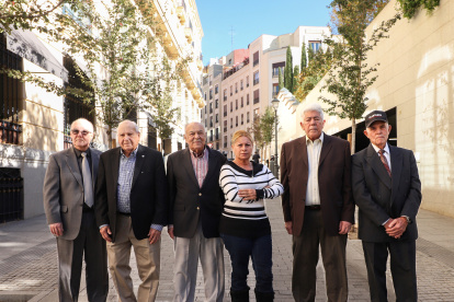 (i-d) Los expresos políticos cubanos Luis Zúñiga, Roberto Permo, Ernesto Díaz, Maritza Lugo, Ángel de Fana y Osvaldo Figueroa posan para los fotógrafos durante una entrevista con la Agencia EFE, este lunes en Madrid. Ellos son las caras visibles de los miles de presos "políticos" que se "plantaron" ante el régimen comunista de Fidel Castro y que fueron reprimidos por sus convicciones en cárceles diseminadas por toda Cuba, según relata la película documental "Plantados", del cineasta cubano Lilo Vilaplana (Centurión Films), que se estrena el 19 de noviembre. Entrevistados por EFE en Madrid, estos expresos son parte de 30.000 reos, según calculan, que pasaron por los penales de máxima seguridad cubanos entre 1960 y 1975 debido a su oposición al castrismo. EFE/ Giannis Triantafyllidis