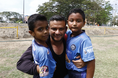 Su padre, Rolando Lara (c), ha inculcado a sus hijos Joseph (i) y Thiago (d) el cariño por el fútbol, su hermano mayor, Adrián, estuvo en las formativas de Emelec.
