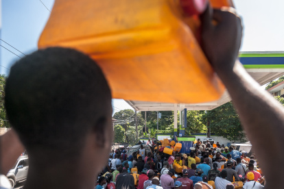 Varias personas esperan poder conseguir un poco de gasolina en una estación de combustibles, en Puerto Príncipe (Haiti). EFE/Johnson Sabin