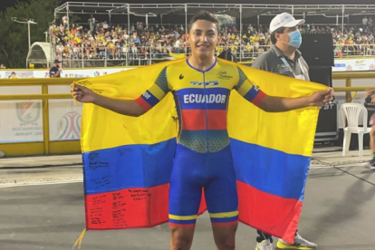 Nicolás García muestra con orgullo la bandera tricolor tras ser campeón mundial.