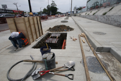 Obreros. A las 11:00 de ayer se vio a obreros sentados descansando o chateando en los celulares. Se entiende que por la hora todavía no estaban en el tiempo del almuerzo y reposo.