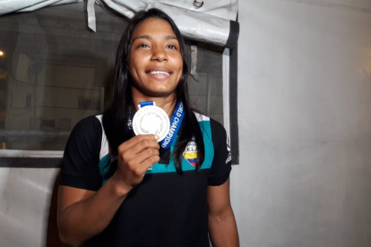 Lucía Yépez muestra su medalla al llegar a suelo nacional.