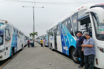 El plantón de buses en la avenida 25 de Julio.