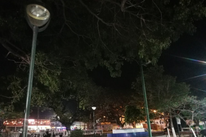 Efecto. Los presuntos responsables de dejar a oscuras el área recreativa sacaron las instalaciones eléctricas subterráneas y cables del interior de los postes metálicos.