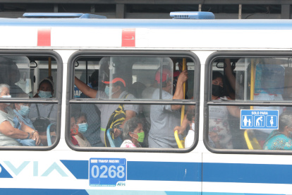 Metrovía. A las 10:00, cuando ya no era la hora pico, la metrovía circulaba llena de pasajeros.
