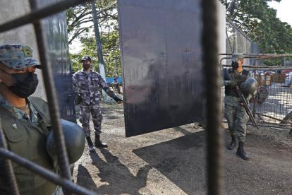 Este martes inició un operativo de control desde las 04:00 hasta las 13:00, luego de la confirmación de un privado de libertad fallecido. No se encontró armas de fuego.