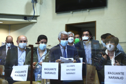 Legisladores de la oposición mientras celebran tras la sesión de juicio político al presidente Piñera. Johanna Zárate / efe