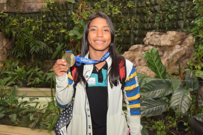 La luchadora Lucía Yépez muestra su medalla de oro obtenida en el Mundial Juvenil de Serbia.