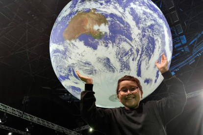 El colombiano Francisco Vera, de 12 años, posa durante una entrevista con la Agencia Efe en el ámbito de la cumbre del clima de la ONU en Glasgow (Reino Unido).