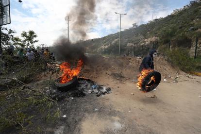Manifestantes bloquean una vía durante las movilizaciones en Ecuador el pasado mes de octubre.