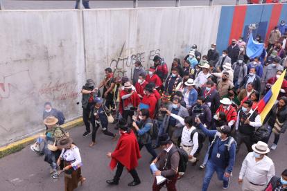 La Conaie se traslada por las calles de Quito rumbo al Palacio de Carondelet.