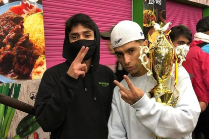 El ecuatoriano Andy Novem (i) junto a Teorema, ambos se encontraron en la final de Hallofree disputada en Quito.