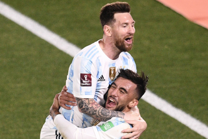 Nicolás González celebra con Lionel Messi una anotación de Argentina.