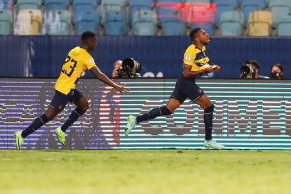 Ayrton Preciado (d) apunta para ser titular contra Venezuela en Quito.