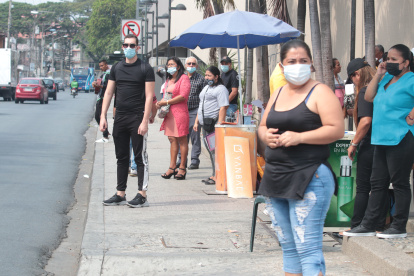Transeuntes esperando bus y caminando Agencia (ag-extra)