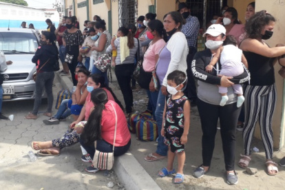 Quejas. Los padres reclaman por falta de organización, los niños debían entrar solos a la inoculación.