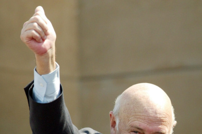 de Klerk gives the thumbs-up as he leaves the inauguration ceremony of South African President Thabo Mbeki at the Union Buildings in Pretoria, South Africa, Tuesday 27 April 2004. FW de Klerk Foundation said on 11 November the former South African president died at 85 years old. (Sudáfrica) EFE/EPA/STR EPA-EFE/STR