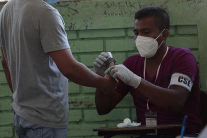 Un hombre vota durante las elecciones presidenciales en la junta receptora de votos del Colegio Benjamín Zeledón en Managua (Nicaragua).