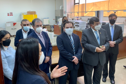 Recorrido por los laboratorios en donde se encuentran los equipos adquiridos a través del convenio Canje de Deuda.