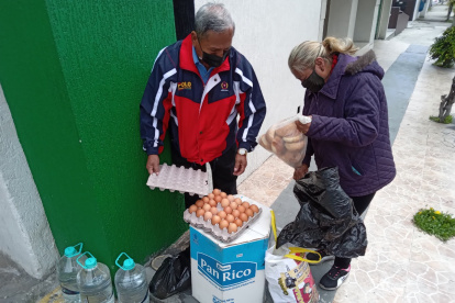 Asistencia. María Chughchilán llegó con comida para sus parientes.