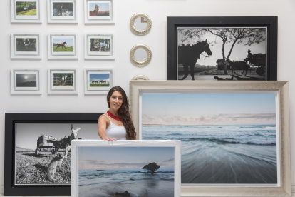 María Emilia junto a las tres obras que serán presentado en Nueva York.