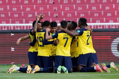 Jugadores de Ecuador celebran un gol ante Venezuela hoy, en un partido de las eliminatorias sudamericanas entre Ecuador y Venezuela para el Mundial de Catar en el estadio Rodrigo Paz Delgado en Quito (Ecuador).