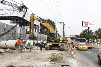 Los ingenieros ordenan y vigilan de cerca los trabajos que ejecutan los obreros.