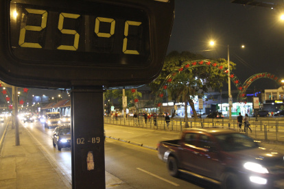 La temperatura en un tramo de la avenida 25 de Julio, el sur de Guayaquil, a las 20:00 del jueves 11 de noviembre de 2021.