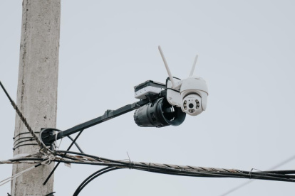 La cámara de seguridad fue ubicada en uno de los postes de alumbrado eléctrico de la cooperativa Proletario sin tierra, en el Guasmo sur.