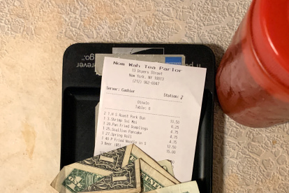 Una cuenta de la consumición y dinero sobre la mesa de un restaurante en Nueva York. Foto: Benno Schwinghammer/dpa ag-periodistas / DPA