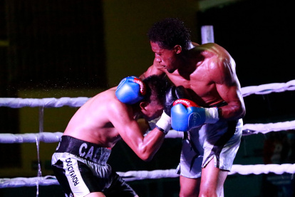 Espinoza (derecha) domina a Calyecac durante la pelea en Quito.