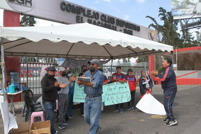 rabajadores de El Nacional iniciaron una huelga de hambre hasta que la directiva pague los sueldos y las jubilaciones patronales. La presidenta, Lucía Vallecilla, los ignora.