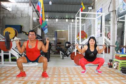 Los pesistas Gregorio Villao y María Isabel Ramos son una pareja de esposos que comparten los secretos del deporte para ayudarse mutuamente en la actividad.