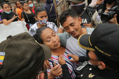 MANIFESTACION Y DRAMA DE FAMILIARES POR LOS MUERTOS DE ESTA MADRUGADA EN LA PENI QUE PIDEN JUSTICIA PERIODISTA : GELITZA ROBLES FECHA : 13/11/2021 Agencia (ag-extra)