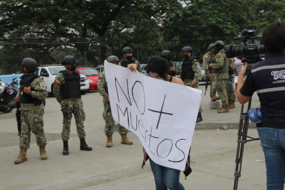 Familiares acudieron con carteles para pedir intervención de las autoridades.