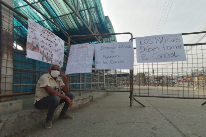 En los exteriores del centro carcelario quedaron algunos carteles elaborados por allegados de los reos.