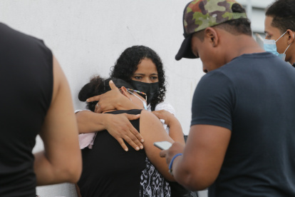 Los familiares protagonizaron escenas desgarradoras afuera de la morgue.