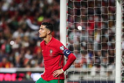 El delantero Cristiano Ronaldo se lamenta tras la derrota de Portugal ante Serbia.