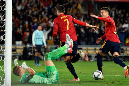 El delantero de la selección española de fútbol Álvaro Morata (c) celebra tras marcar ante Suecia, durante el partido de la fase de clasificación del Mundial disputado este domingo en el estadio de La Cartuja, en Sevilla.