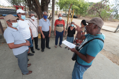 Reunión. Un grupo de adultos mayores se reúne para decidir qué más pueden hacer para que el Municipio les edifique un centro gerontológico.  2. Habitante. Tulio León tiene 102 años y es uno de los moradores de la parroquia Febres Cordero que pide atención.