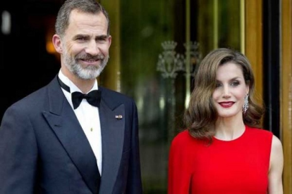 Los reyes de España suelen hacer noticia con gestos como el embarcarse en un bus de transporte público para ir a un evento.