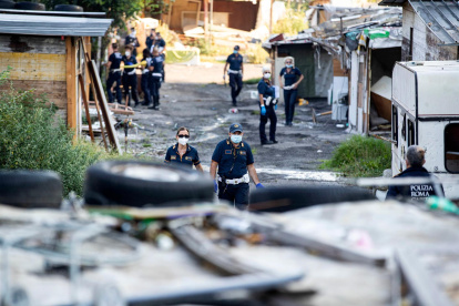 Agentes de la Policía Local llevaban a cabo el desalojo de un asentamiento nómada en Roma, Italia, el 11 de agosto de 2020.