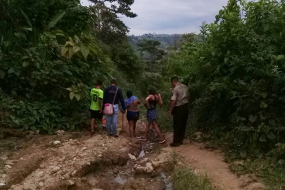Turistas, en el sector de la cascada Salto de Oro, que pertenece a un terreno privado.