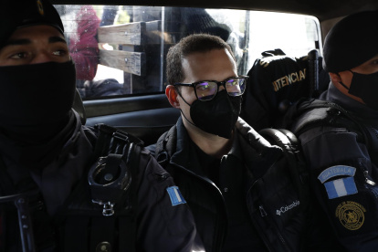 Autoridades custodian a Luis Enrique Martinelli Linares (c), hijo del expresidente panameño Ricardo Martinelli, mientras es extraditado hacia los Estados Unidos, en Ciudad de Guatemala (Guatemala).