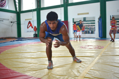 El portovejense Peter Godoy ensaya diariamente las técnicas para superarse en la lucha olímpica.