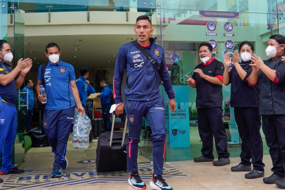 Ángel Mena se dirige al bus de la Tricolor mientras los empleados de la Casa de la Selección le hacen una calle de honor.